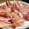 料理メニュー写真&nbsp;名物超薄切り生ハム、サラミの盛り合わせ