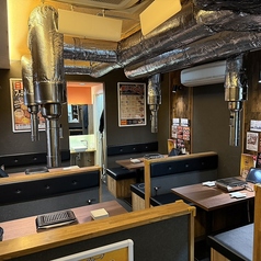 2～4名様でご利用いただけるテーブル席。団体様もご相談ください！