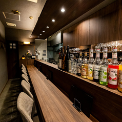 落ち着いた雰囲気が漂う店内には、ゆったりと寛げるカウンター席を8席ご用意しております。目の前で仕上げられる料理を五感で楽しみながら、心地よい会話が弾む特別な空間です。お一人様での贅沢なひとときはもちろん、大切な方とのデートや記念日にも最適。大人の隠れ家のような空間で、素敵な夜をお過ごしください。