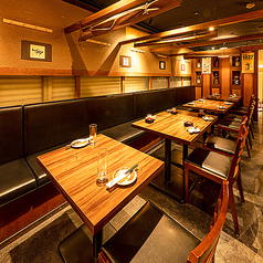 【小人数テーブル】 光と影が織り成す上質空間。大人の時間をゆったり堪能できる空間をご用意！2名～6名の少人数様向けのテーブル席などゆったりと優雅なお時間をお過ごし頂けるこちらのお席は、デートをワンランク上の仕上がりに！サプライズ演出できるプレートもご用意しております※一部の席を他店舗と共有しております