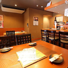 【1階テーブル席】仲間同士の飲み会にぴったりな、和の落ち着いた空間を演出するテーブル席をご用意!2~4名様でのご利用が可能で、心地よい雰囲気の中、ゆったりとおしゃべりを楽しむことができます♪大切なひとときを過ごすのにふさわしい、温もりあふれる空間で特別な時間をお楽しみください!