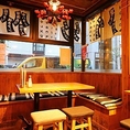 木の温もりが感じられるテーブル席は、落ち着いた雰囲気で、ゆっくりと食事を楽しむのに最適。壁に飾られたユニークなアートが、目を楽しませてくれるお席です♪