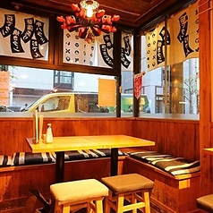 木の温もりが感じられるテーブル席は、落ち着いた雰囲気で、ゆっくりと食事を楽しむのに最適。壁に飾られたユニークなアートが、目を楽しませてくれるお席です♪