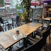 温もりと個性が息づく：風合い豊かな木製テーブルの魅力