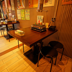 使い勝手のいいテーブル席は友人や家族、会社の同僚と、サク飲みや飲み会、晩ご飯利用などシーンに合わせてご利用いただけます♪テーブルごとに換気ダクトも設置しているので換気も感染症対策も徹底！