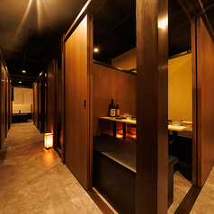 貸切宴会のご予約も大歓迎！温もりある落ち着いた空間は貸切利用にもピッタリ♪間接照明のやわらかい灯りが雰囲気を高め、上質感も満点！会社宴会・歓送迎会・同窓会など、大人数の宴会に最適な貸切空間で、笑顔あふれるひとときを演出します！ゆったり楽しめる特別な時間にぜひご利用ください！貸切予約はお早めに！