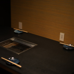 6名掛けの掘りごたつ個室。卓上ロースター完備で会話がしやすい静けさ。仕切りを外して約15名まで拡張でき、部署の会食や顔合わせにも最適。コース+飲み放題の利用で進行もスムーズです。