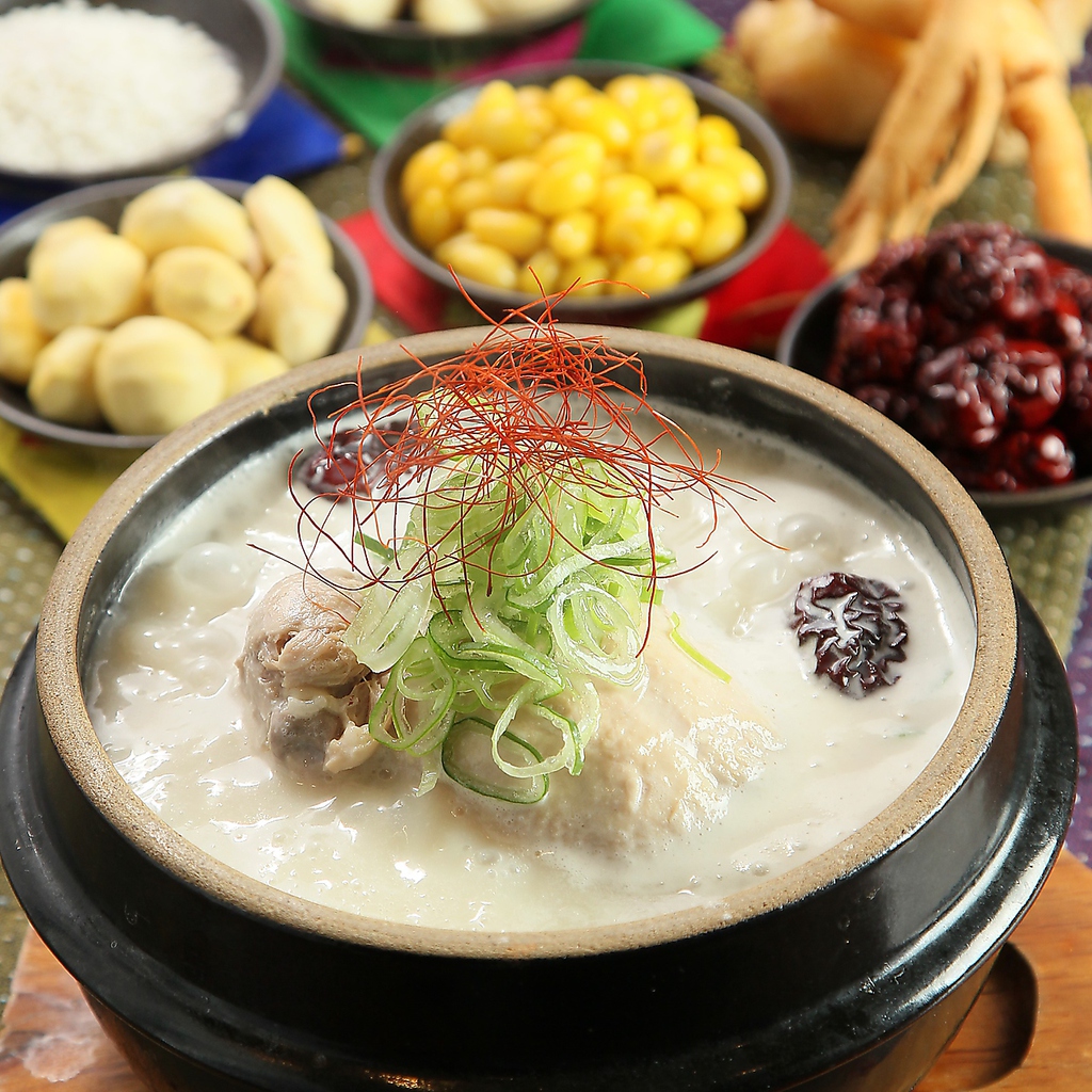 【じっくり煮込んだ参鶏湯】様々な薬膳で丸鶏をじっくり煮込んだ謹製スープは必食です！