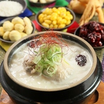 【じっくり煮込んだ参鶏湯】様々な薬膳で丸鶏をじっくり煮込んだ謹製スープは必食です！