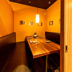 【プライベート空間】10～30名様でもゆったりとお座りいただけるテーブル個室。大切なお客様を迎えての接待やビジネス仲間との会食、お仕事仲間との歓送迎会や忘年会はもちろん、ご家族・親族でのお食事などにもご利用ください。ご宴会は飲み放題付が断然おトク。※一部の席を他店舗と共有しております