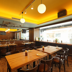 4名様用のテーブル席もご用意あり。仕事帰りのサク飲みや同僚との飲みなど、気軽な集まりにもご利用いただけます。