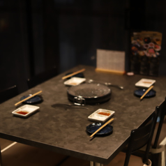 バルコニー席は4名掛け×5卓で最大20名。炭火焼き台を囲み、燻香を楽しみながらゆったり。半屋外エリアは喫煙も可で、分煙ニーズにも対応。二次会やカジュアルなグループ利用に好評です。