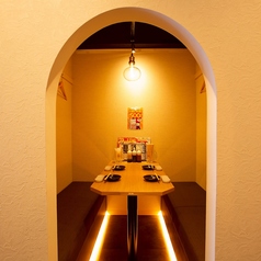 会話が弾むにぎやかな店内。話好きの店員ばかりなので、あちこちで笑い絶えない店内。店員とお客様、そして隣り合わせたお客様同士など店内一体になった雰囲気が、常連さんが気に入っていただいているポイント。