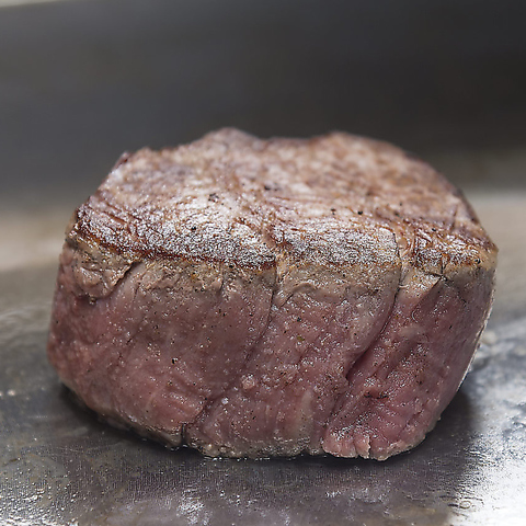 アメリカ産やオーストラリア産の牛肉を使用した本格的なステーキを熱々な鉄板の上で
