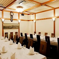 【店舗貸切(着席:60~80名様、立食:80~100名様)】大人数での宴会利用にぜひ!宮大工が檜を使って施したこだわりの店内は、明るい照明とレトロな雰囲気が広がっていて、落ち着いた空間で大切な仲間たちとゆっくりとお食事をお楽しみいただけます。ご予約はなるべくお早めにどうぞ。