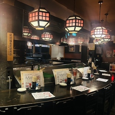 目の前で炉端焼きのライブ感をお楽しみいただける当店人気のカウンター席。