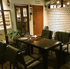 外の空気を感じながらも快適で、デートや記念日、特別な会話を楽しみたい夜にぴったり。