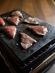 お肉は溶岩焼きか、塊焼きかをお選びいただけます。その日のおすすめのお肉をご堪能下さい