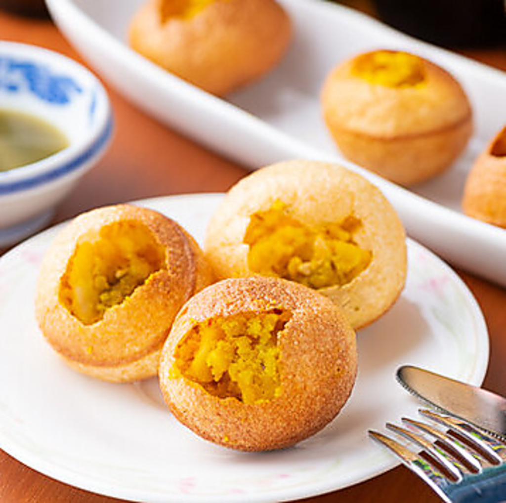 ネパールの名物料理パニプリ！現地でも人気のこの一品は、ぜひ一度味わっていただきたいお料理です！