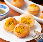 ネパールの名物料理パニプリ！現地でも人気のこの一品は、ぜひ一度味わっていただきたいお料理です！