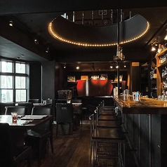 コンクリートと木の温もりが調和する、スタイリッシュなバー「BAR＆KITCHEN Funky」。都会の喧騒を忘れさせる、落ち着いた雰囲気が漂います。店内から漏れる温かい光は、訪れる人々を優しく迎え入れ、特別な夜を予感させます。お一人様でも、大切な人とでも、至福のひとときをお過ごしください♪