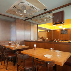 家族とのお食事にもピッタリなテーブル席。ゆったりと寛ぎながら、料理をご堪能いただけます。人数に合わせてお席をご用意するので、スタッフまで気軽にお声かけください。