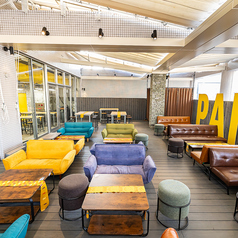 広々と開放感のあるテラス席がございます。