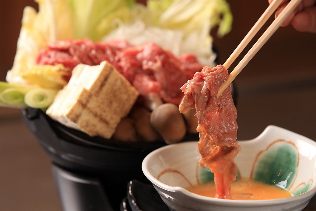 牛すき焼き鍋（2人前～）1人前1500円（税抜）。野菜もたっぷり食べられるので女性にオススメ！！