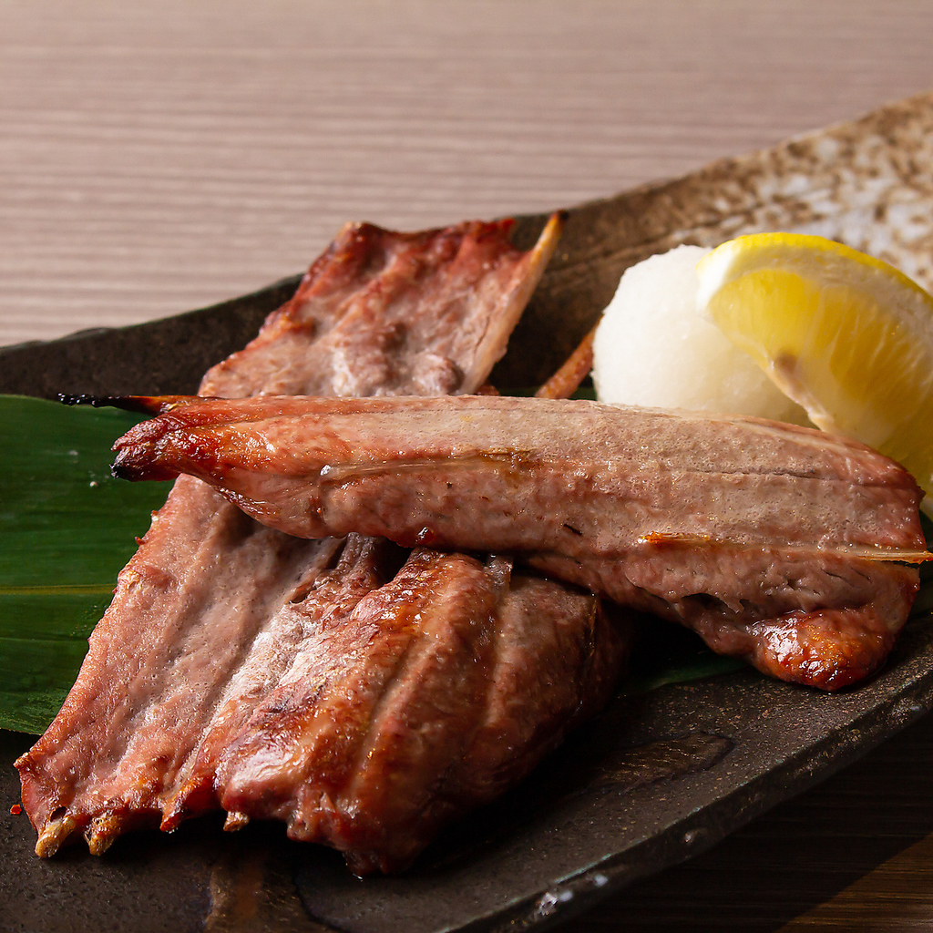 本鮪の上質の脂ののった中落ちを塩焼きに