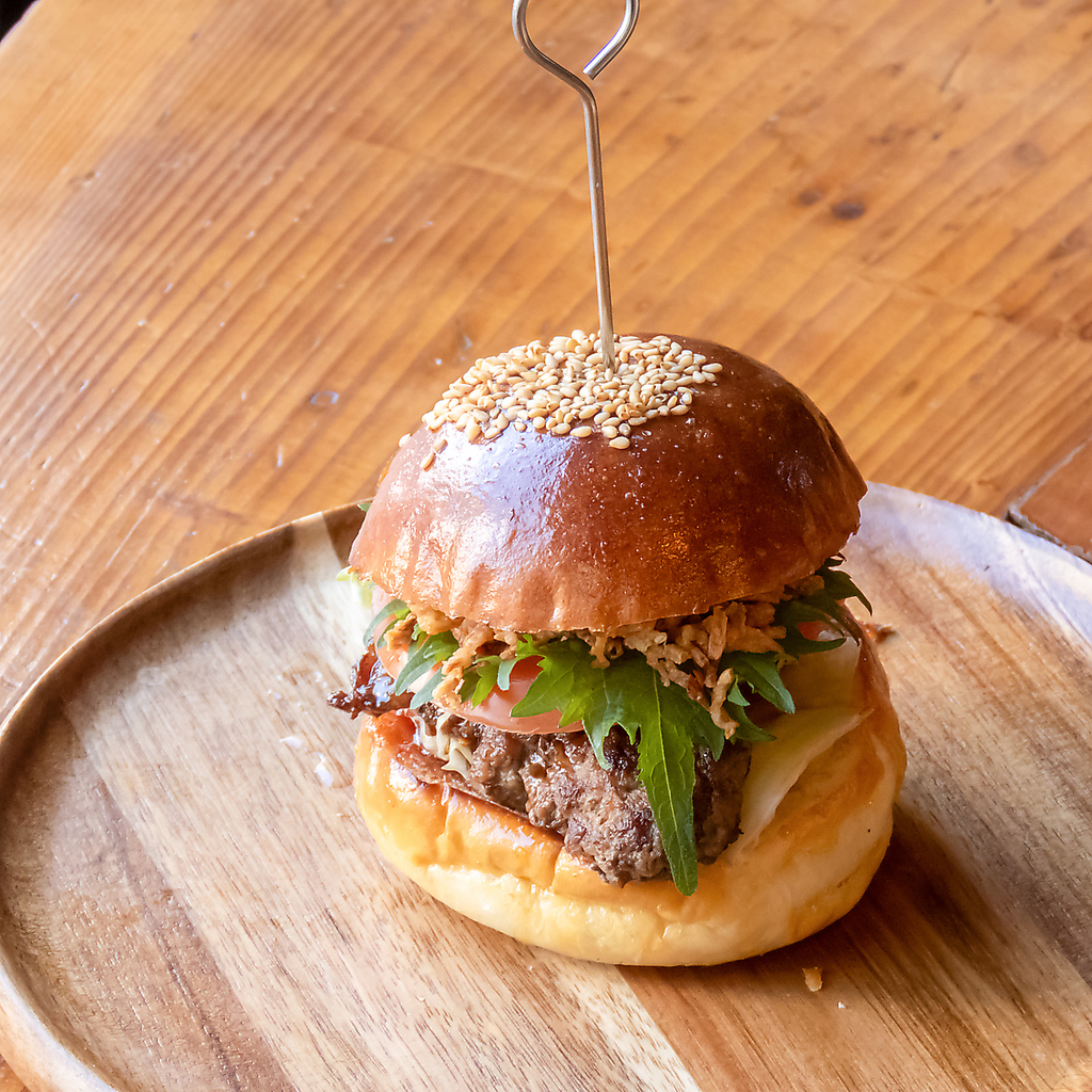 人気のハンバーガーは『ダーティ・チーズ 』『E.D.O（和風） 』『フリーキー・サーモンレア』