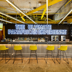 カウンター席のご用意ございます。こちらはバーカウンターです。