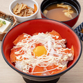 料理メニュー写真&nbsp;サーモンオニマヨ月見丼