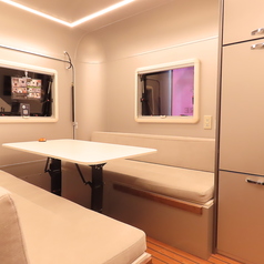 キャンピングトレーラーの中は半個室席となっております。