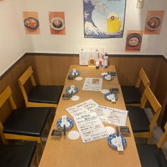 6名様掛けテーブルが2卓あり、会社の飲み会やご友人同士のお集まりにも最適。仕事帰りの一杯から、少人数宴会まで幅広くご利用いただけます。