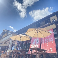 屋外のテラス席では、愛犬と一緒にお食事を楽しめます。ドライブ途中の休憩にもご利用ください。