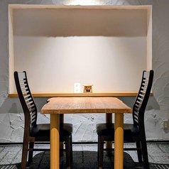 落ち着いた雰囲気のテーブル席は家族や友人との楽しいひとときにぴったり。広々とした空間で心地よい会話を楽しみながら旬の美味しいお料理を堪能できます。