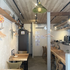 テーブル4名席、2名席、カウンター席6席あります