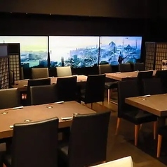 【平日15名様～50名様】伏見駅近の好立地！設備充実のフロア貸切で理想の大型宴会を。貸切スペースの特徴として、30名様から最大50名様までお店丸ごと完全個室として利用可能です。平日はご予算に応じて15名様からの少人数貸切も柔軟に対応！伏見駅徒歩5分で集まりやすく、プロジェクターやマイクも完備。