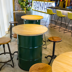 ハイテーブルやドラム缶テーブルなど、様々なテーブル席をご用意しております。