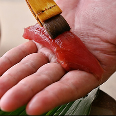 職人が目の前で丁寧に仕上げる握りを堪能
