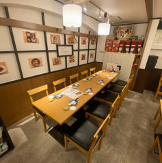 最大33名様まで貸切可能な、落ち着いた雰囲気の町和食居酒屋です。木の温もりを感じる和モダンな店内で、周りを気にせずゆったりとした時間をお過ごしいただけます。会社のご宴会・打ち上げ・決起会・懇親会など、シーンに合わせた貸切利用に最適です。