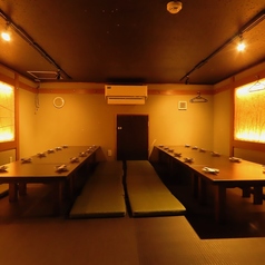 広々団体個室！広々団体個室!!少人数にぴったりの個室席は接待やデートにいかがでしょうか？いつもより上質な夜を演出してくれます♪※系列店とお席を店舗を共有する場合がございます/写真は系列店の画像です。（上野/御徒町/個室/居酒屋/飲み放題/牛タン/焼き鳥/土鍋ご飯/鮮魚/鍋/もつ鍋/宴会/女子会/デート/記念日/喫煙）