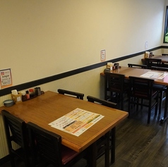 少人数での飲み会や、ご家族でのお食事に最適。木目調の落ち着いた空間で、手作りの味をごゆっくりお楽しみいただけます♪