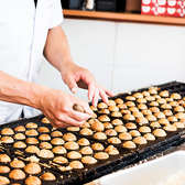 昭和8年(1933年)に大阪で誕生したたこ焼きの老舗、会津屋。小麦粉を醤油味の出汁で溶き、何もつけなくても旨味がぎっしり詰まったこの味が、今や大阪の顔として広く愛されています。歴史ある店舗で、大阪の原点の味をご堪能ください。