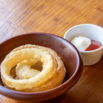 サイドメニューは熱々出来立てのオニオンフライ、チキンナゲット、プライドポテトをご用意★