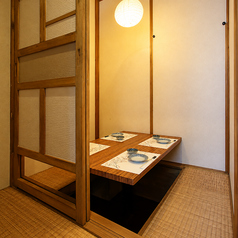 和の赴き溢れる個室席でゆっくりと時が流れるのをお楽しみくださいませ。間接照明と和の装飾の数々が上質な大人の空間を演出しております！多種多様なお席をご用意しておりますので誰と来ても何度来てもお楽しみいただけます♪