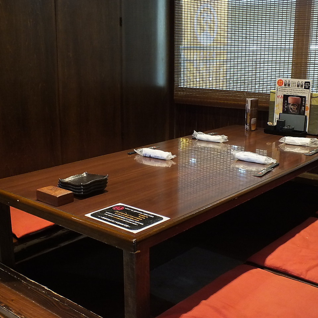 お座敷は掘りごたつ式でゆっくりとお寛ぎ頂けます。