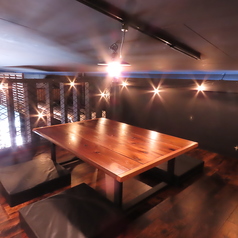 当店の店名でもある「ロフト階段」を上がると、ロフト席（座敷席）があります。6名席×2テーブル、靴を脱いで階段を上がって、足を伸ばしてお寛ぎください。