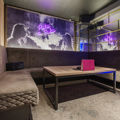 【RoyalVIP 1～7名様】Royal VIP個室(ソファー)※VIP料金：1時間ごとに5500円(税込)　当店最高クラスの広さを誇るラグジュアリー空間。最大7名様まで収容可能で、グループでのパーティーや特別な接待にも最適です。