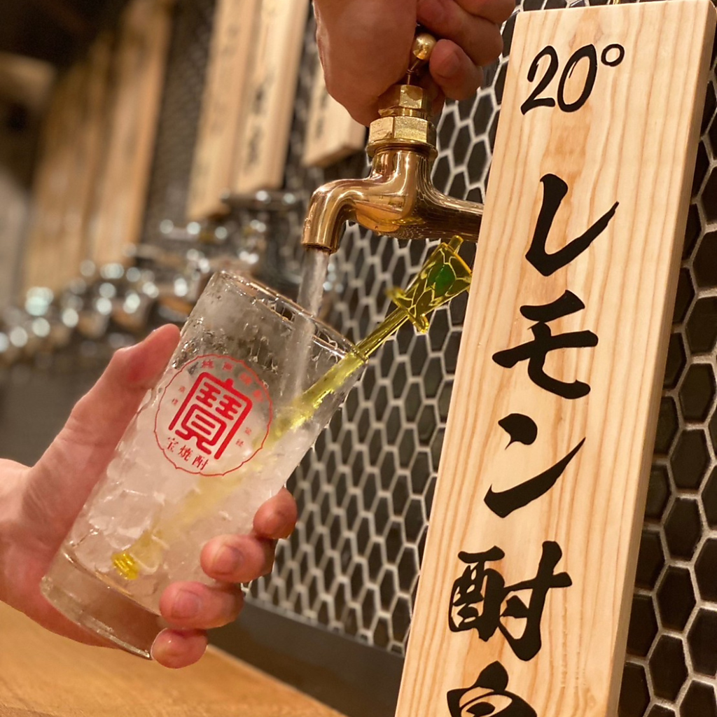 エンターテイメント性も抜群!!蛇口から種類豊富なお酒を注ぐ、新感覚の“蛇口ハイ”で盛り上がろう♪